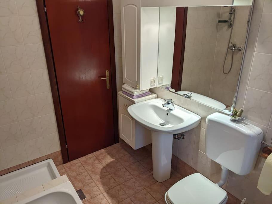 Apartment Kolodvor Dornberk Buitenkant foto